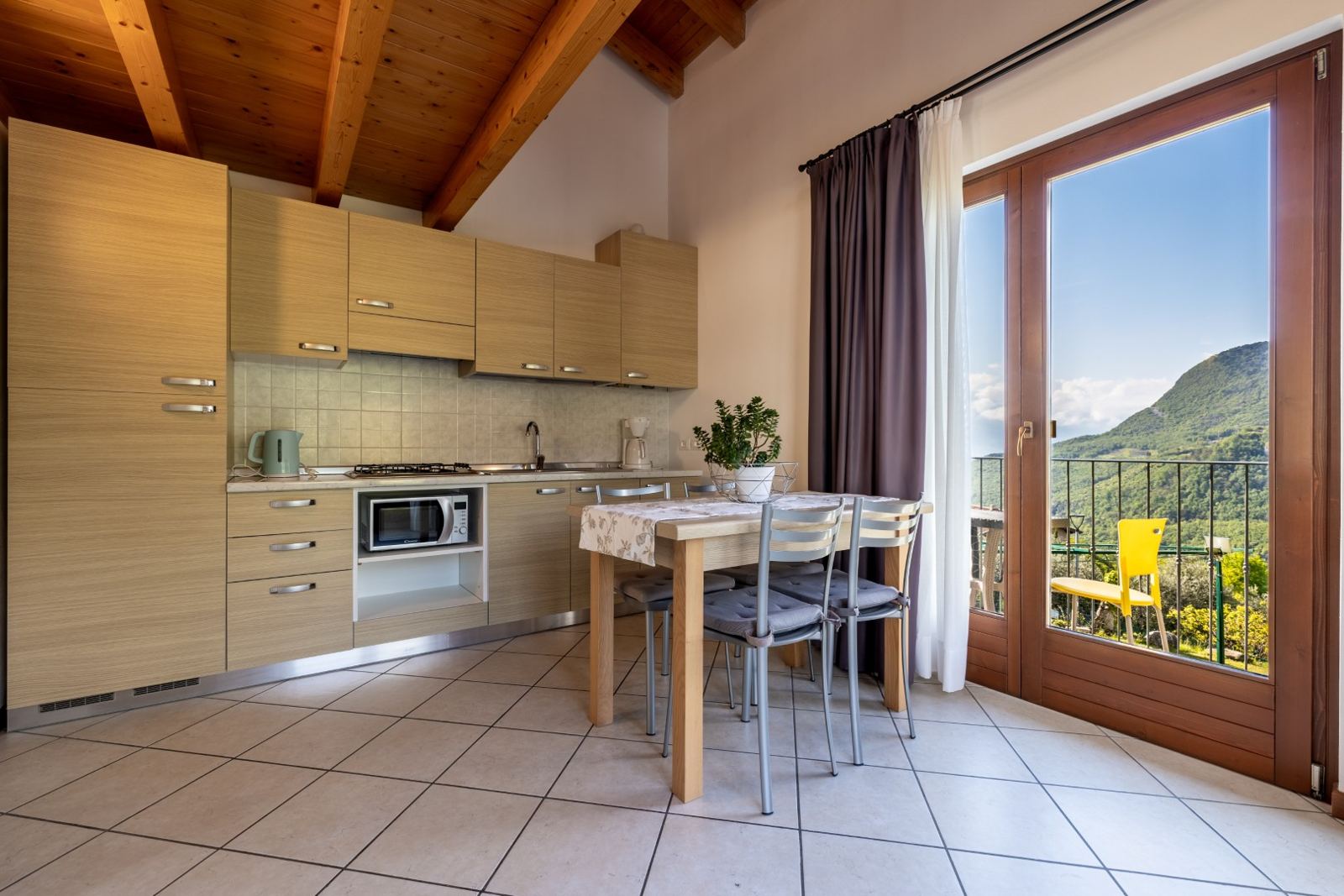 Bilocale con terrazza e pergolato