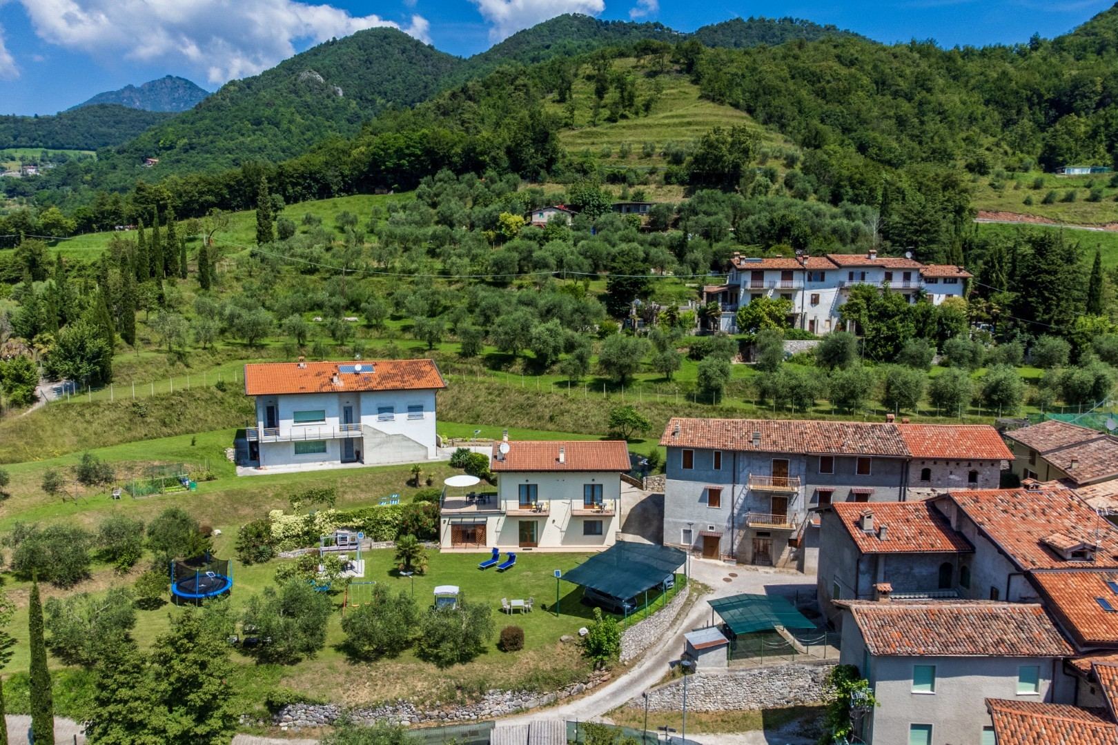 Cadignano tra ulivi e montagne