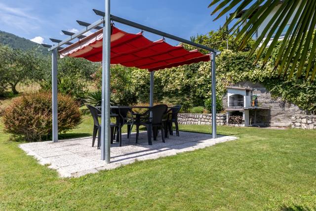 Gazebo con tavolo